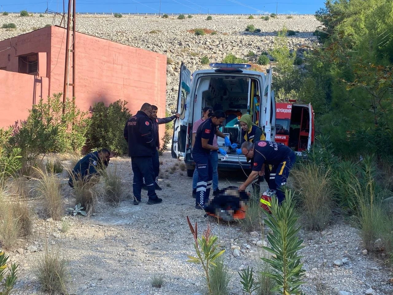 Otomobilin çarptığı motosikletli uçurumdan düşüp öldü