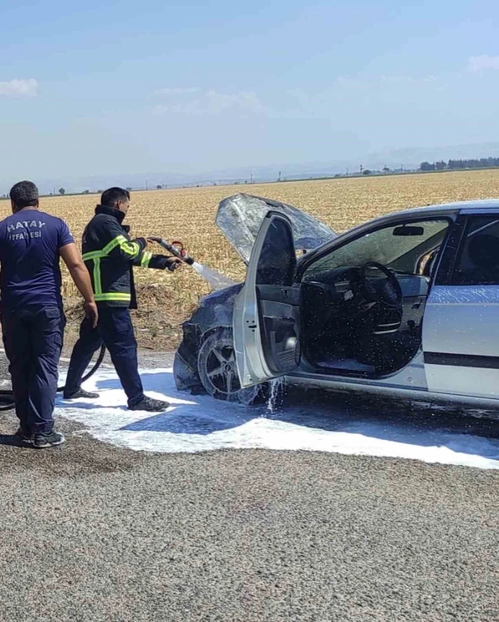 Otomobilin motoru seyir halindeyken alev aldı
