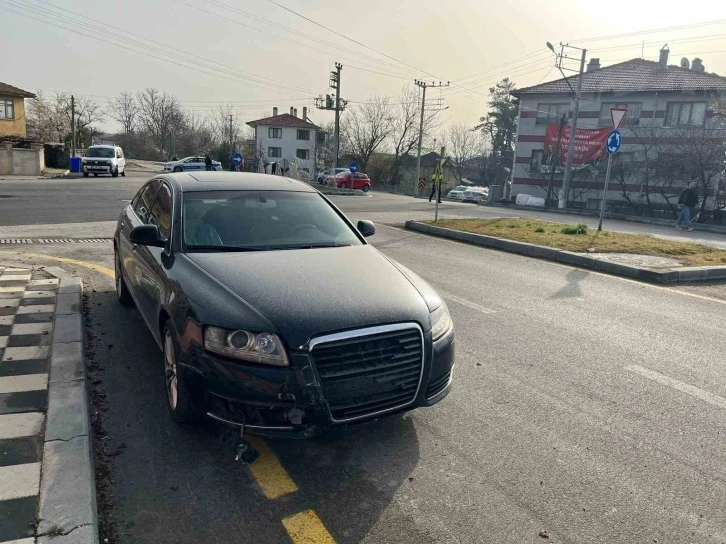 Otomobille çarpışan hafif ticari araç devrildi: 1 yaralı
