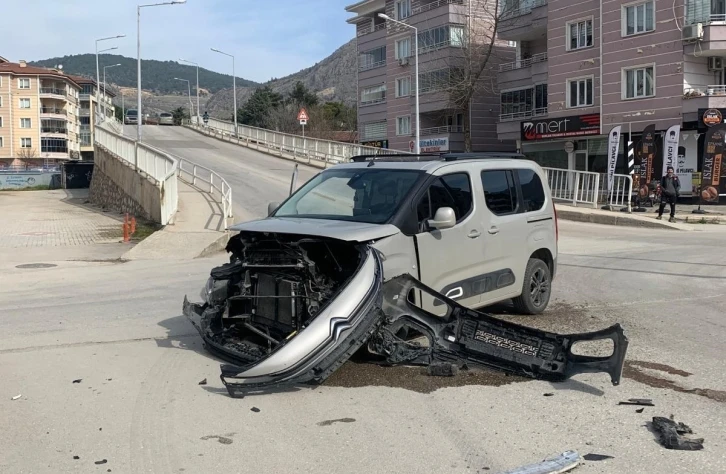 Otomobille hafif ticari araç kavşakta çarpıştı: Kaza anı kamerada
