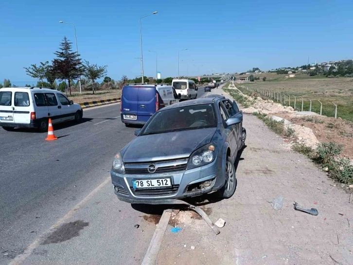 Otomobille öğrenci servisi çarpıştı: 8 yaralı
