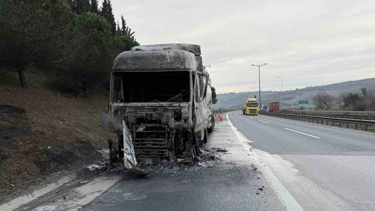 Otoyolda alev alan tırdan geriye demir yığını kaldı
