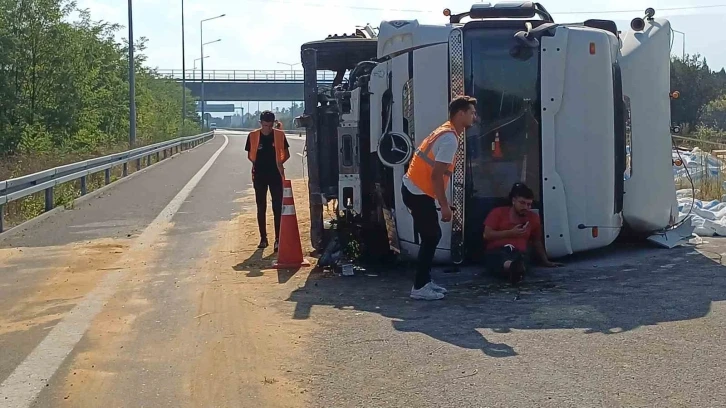 Otoyolda çimento yüklü tır devrildi