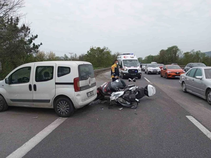 Otoyolda hafif ticari araç ve iki motosiklet çarpıştı: 2 yaralı
