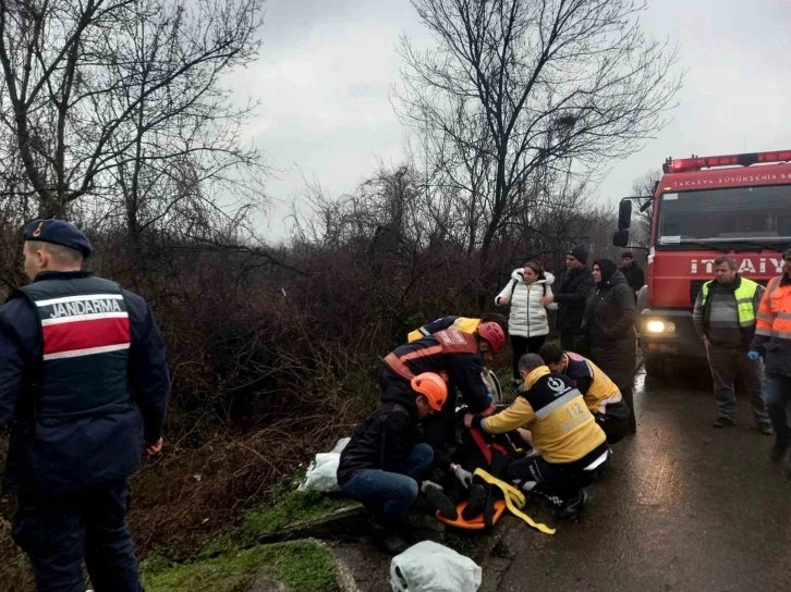 Otoyolda otomobil şarampole yuvarlandı: 3 yaralı