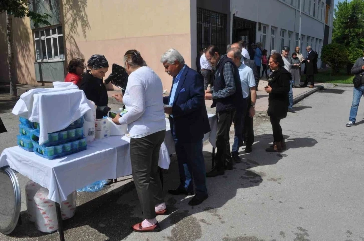 Oy kullanmaya giden seçmene bu kez pilav ayran sürprizi
