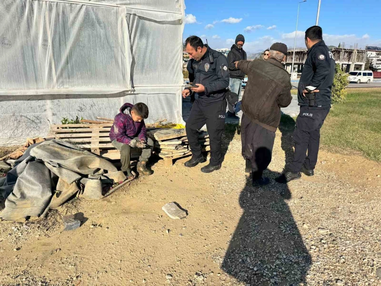 Oynamak için çaya inen 3 çocuk balçığa saplandı
