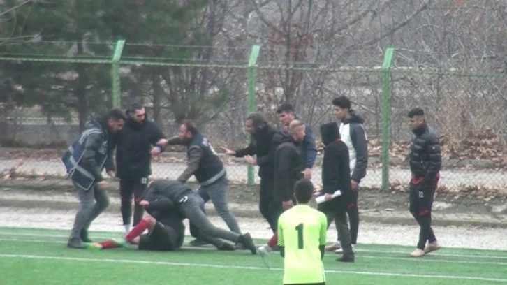 Oyundan alınan futbolcu bıçakla sahaya girdi, maç tatil edildi