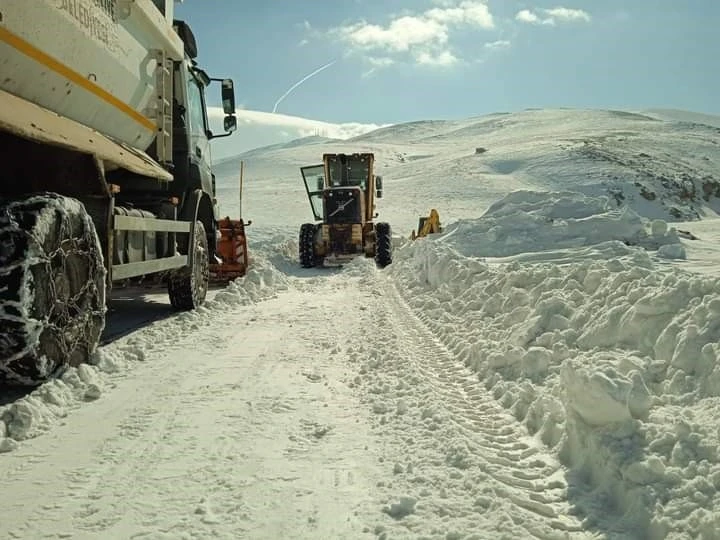 Özalp’te yol açma ve kurtarma çalışması
