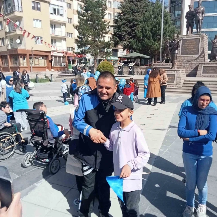 Özel bireyler ile polis ekipleri bir arada
