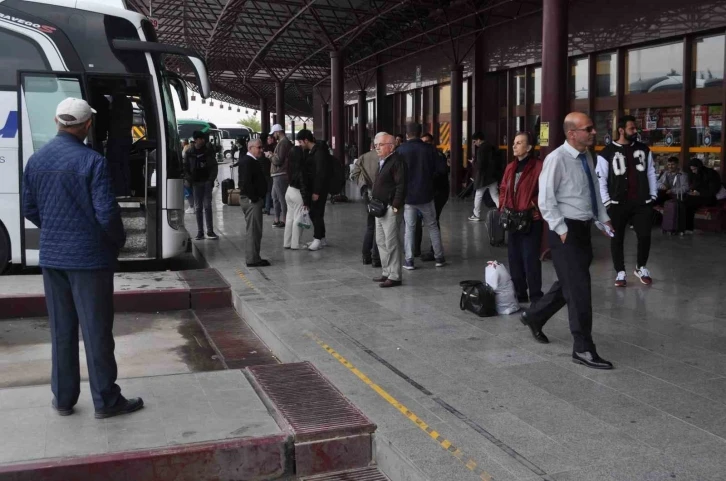 Depremzedeler oy kullanmak için memleketine geri dönüyor