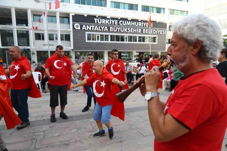 Özel gençlere davullu zurnalı asker uğurlaması
