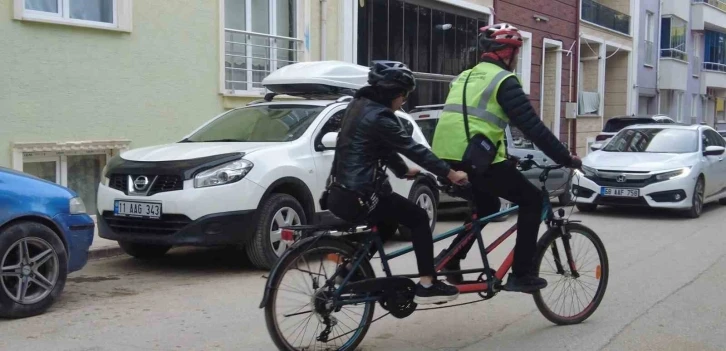 Özel gereksinimli kadın çalışan, iş yerine tandem bisikletle götürüldü
