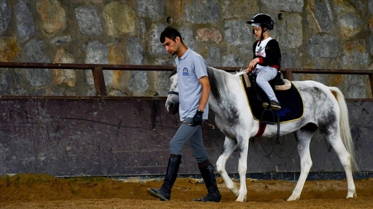 Özel gereksinimli öğrenciler, atlı eğitimle sosyal ve fiziksel becerilerini geliştiriyor