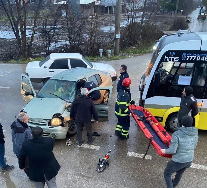 Özel halk minibüsü ile otomobil çarpıştı: 1 yaralı
