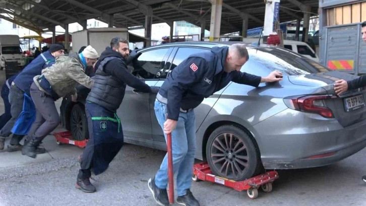 Hatalı park edilen otomobillere pazarcı esnafından kaydıraklı çözüm