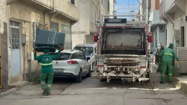 Horon oynayan temizlik işçisi yüzleri güldürdü