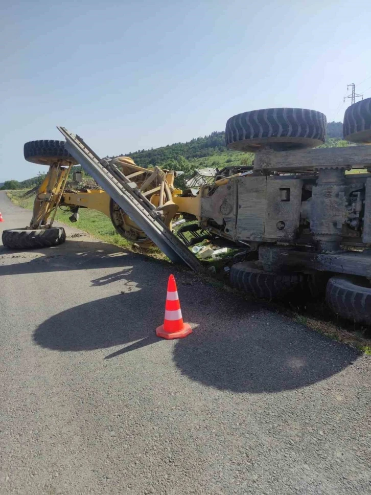 Özel İdareye ait  iş makinesi devrildi: 1 yaralı
