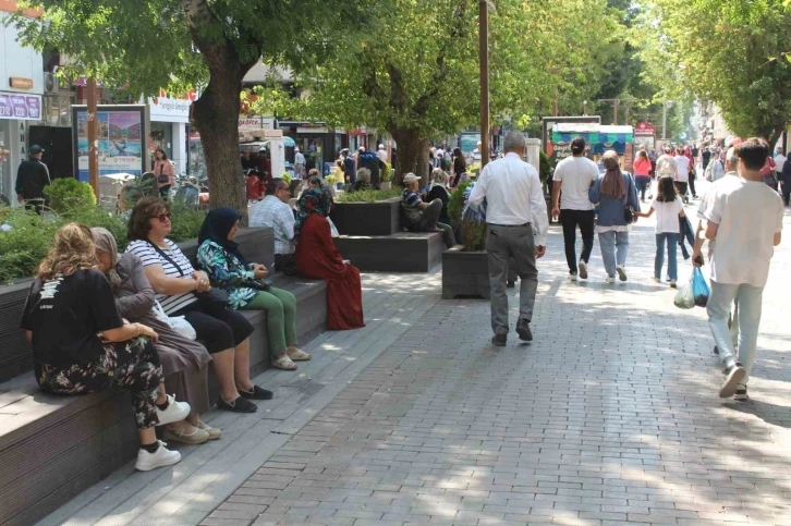 (ÖZEL) Kimi vatandaş sıcağı seviyor, kimisi ise sıcaktan korunuyor
