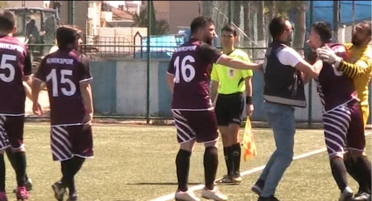 (ÖZEL) Maçın 90+5’inci dakikasında gelen gol sonrası saha içi bir anda karışırken, hakem maçı iptal etti
