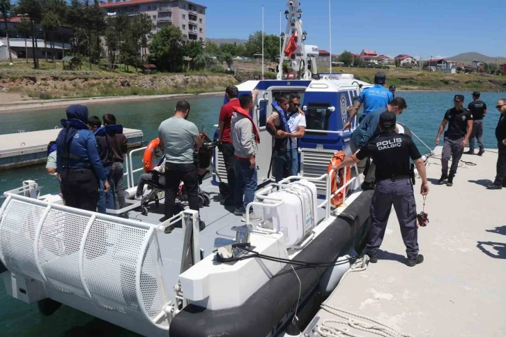 Özel öğrenciler polis botuyla Van Gölü’nü gezdi
