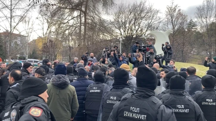 Özel sektörde çalışan öğretmenler, özlük haklarının iyileştirilmesini talep etmek için TBMM’nin Çankaya Kapısına yürüdü
