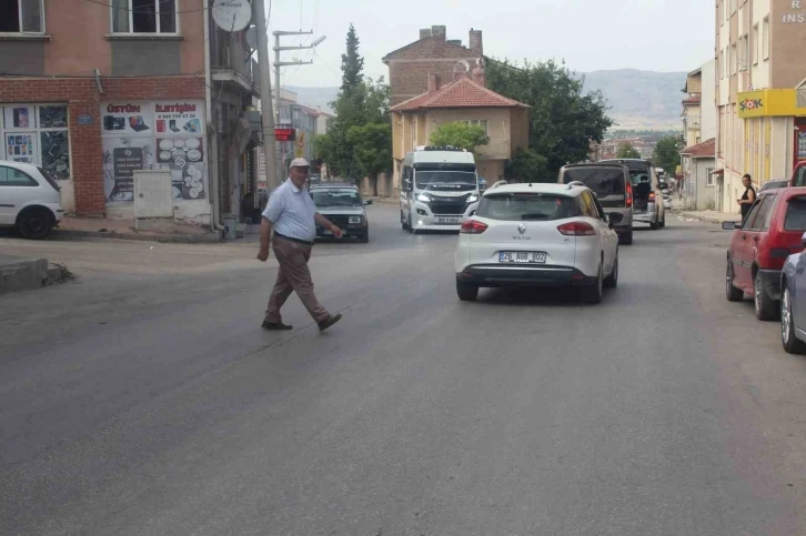 (ÖZEL) Yetersiz trafik önlemleri alınmayan caddeler tehlike saçıyor
