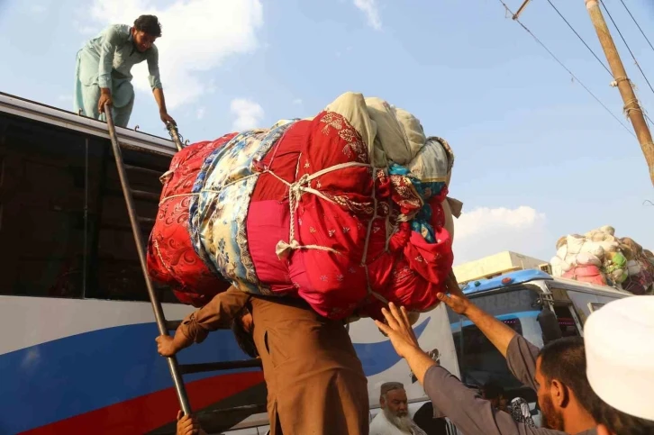 Pakistan’daki binlerce Afgan mülteci ülkesine dönüyor
