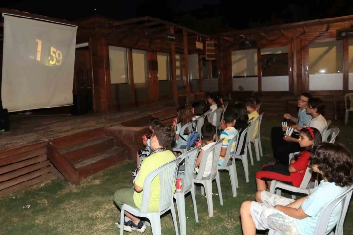 Pamukkale Belediyesi çocuk meclisi üyelerinin açık havada sinema keyfi
