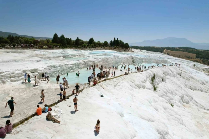 Pamukkale’nin ziyaretçi sayısı her geçen gün artıyor