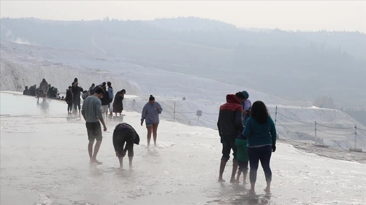 Pamukkale yeni yılın ilk gününde ziyaretçi akınıyla doldu