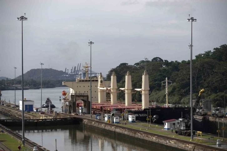 Panama Kanalı’nı kuraklık vurdu: 200 gemi mahsur kaldı
