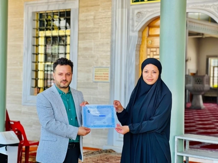 Papazın kızı Auburn Gelibolu Camii’nde Müslüman oldu
