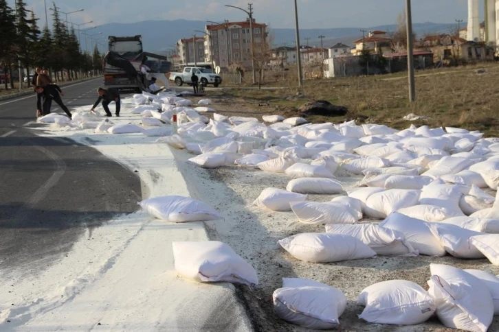 Parçalanan tırın dorsesindeki 200’e yakın un çuvalı etrafı dağıldı
