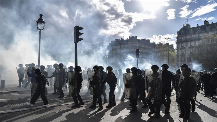 Paris'te emeklilik reformu karşıtı gösteride polis, milletvekiline copla müdahale etti