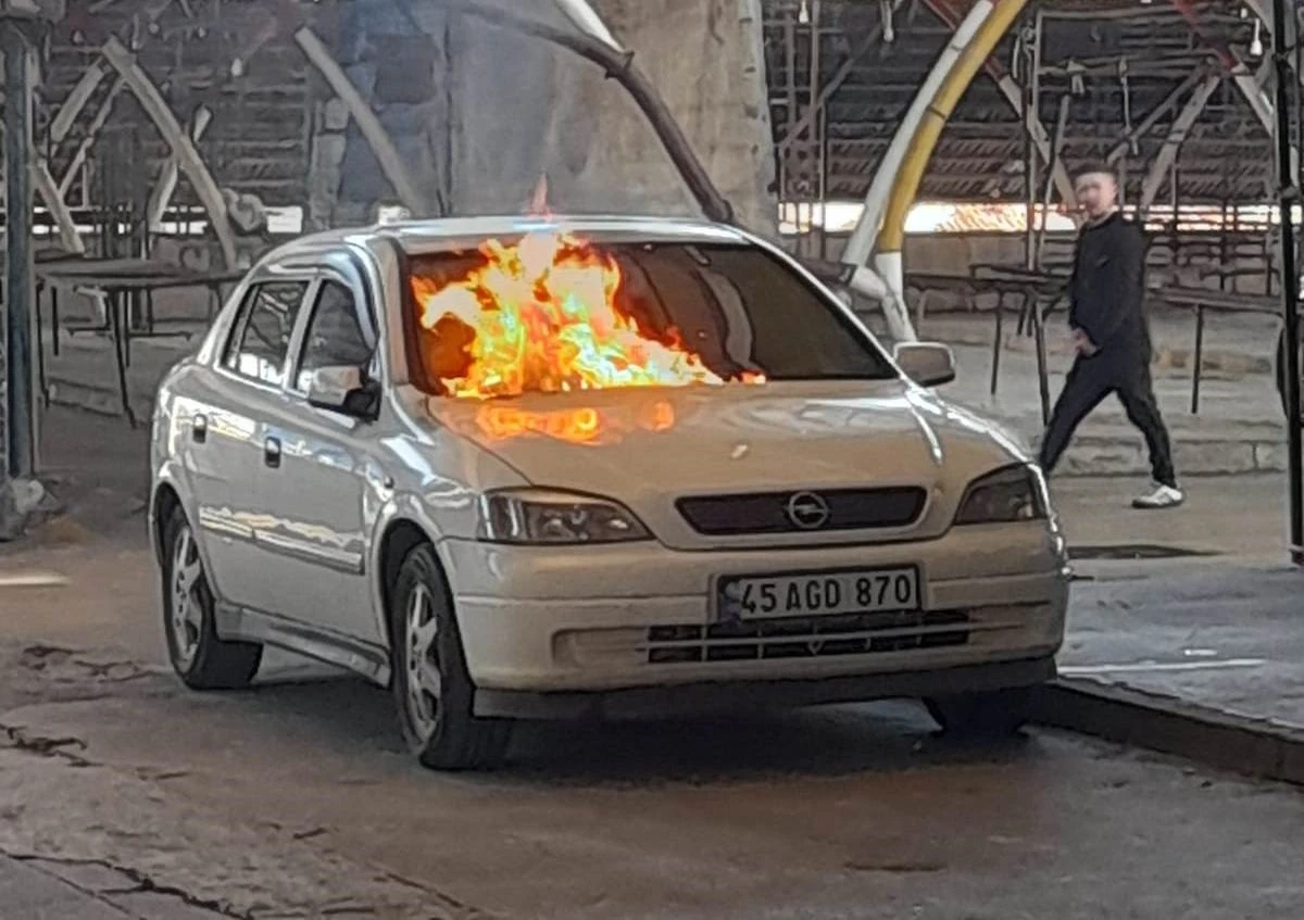 Park halindeki araç alev alıp yandı
