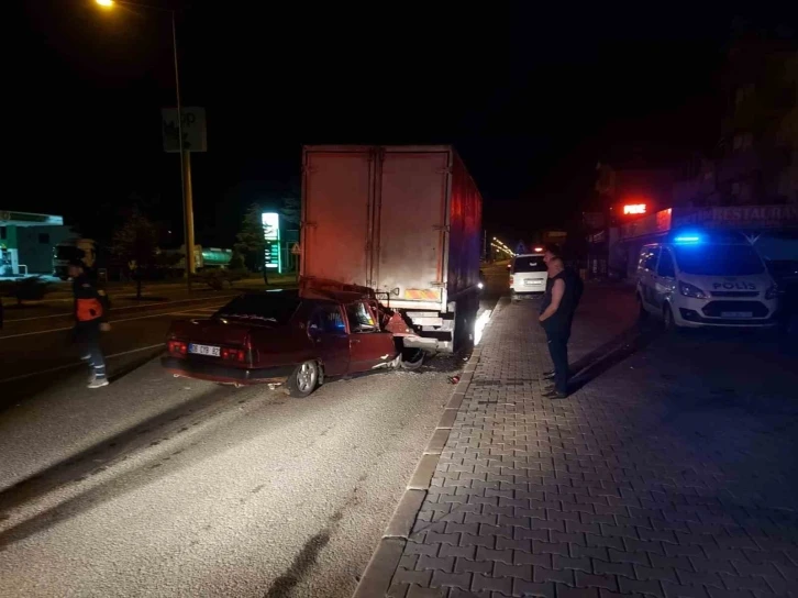 Park halindeki kamyona arkadan çarpan otomobil sürücüsü ağır yaralandı
