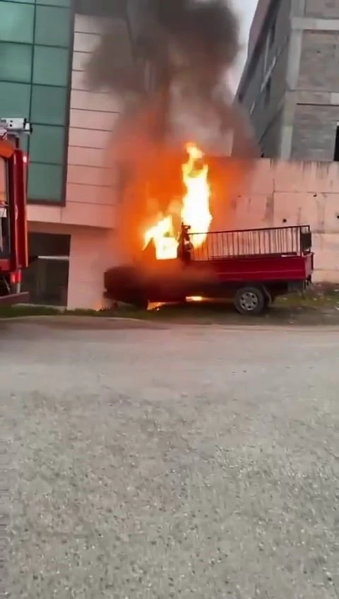 Park halindeki kamyonet işte böyle yandı