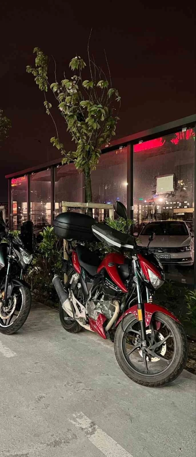 Park halindeki motosikleti çalarak kayıplara karıştı: O anlar kameraya yansıdı
