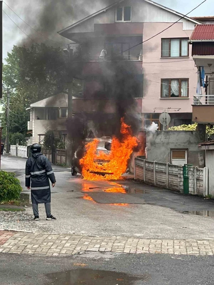 Park halindeki otomobil alev topuna döndü: O anlar kamerada