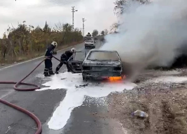 Park halindeki otomobil çıkan yangında küle döndü
