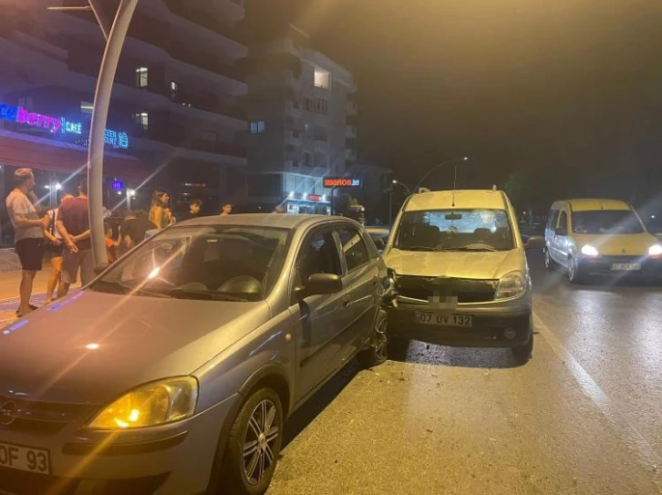 Park halindeki otomobile çarpan alkollü sürücü yaralandı
