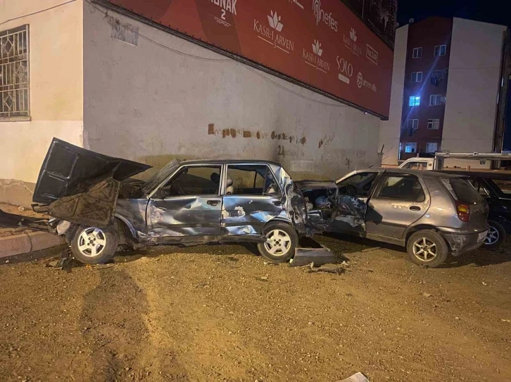 Park halindeki otomobili kağıt gibi ezdi: 1 yaralı
