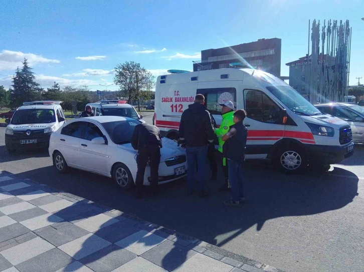 Park halindeki tıra çarpan motosikletlinin yaralandığı kaza kamerada
