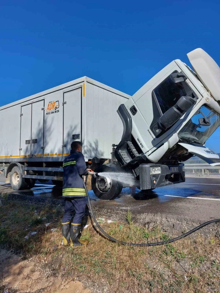 Patlayıcı yüklü kamyonun motor kısmı alev aldı, faciadan dönüldü
