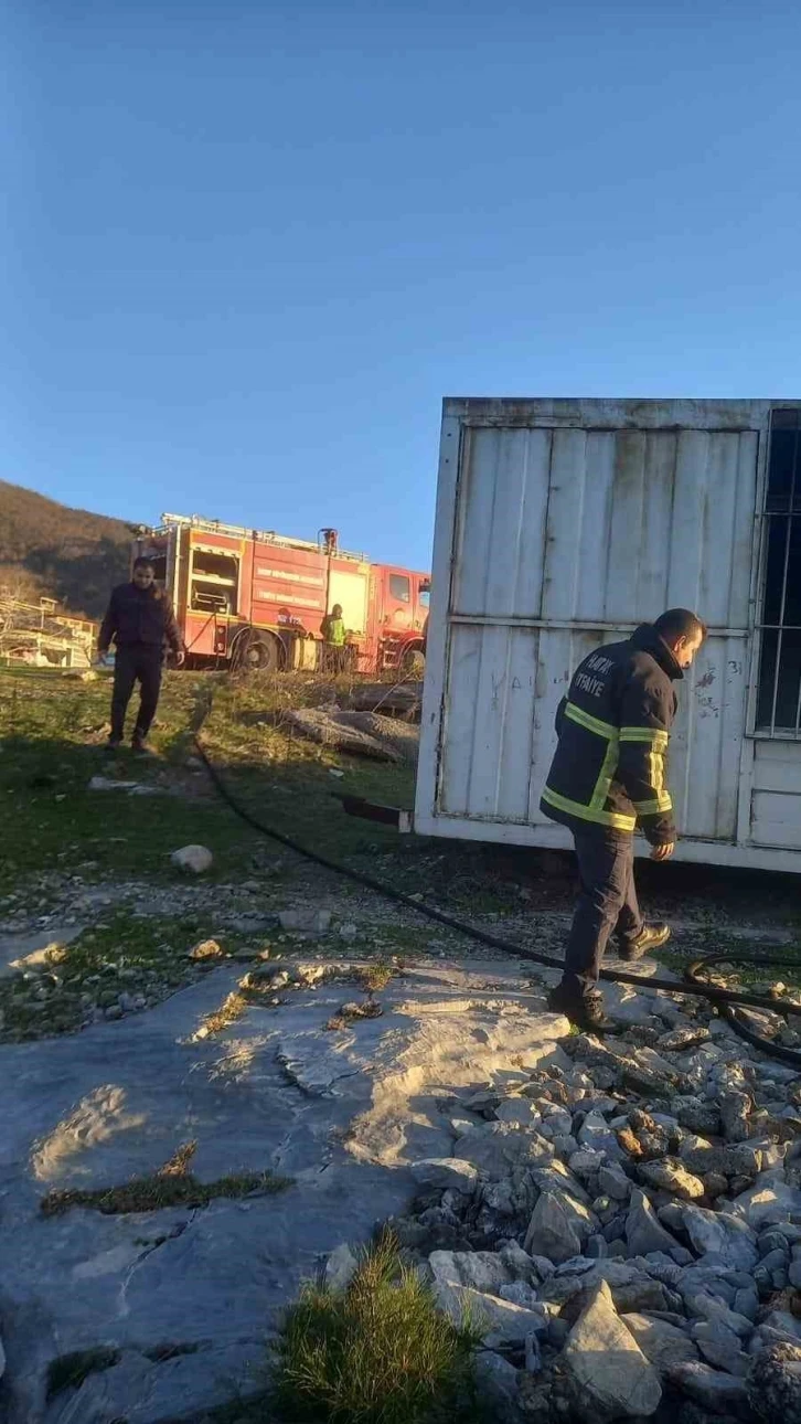 Payas’ta bireysel konteynerde korkutan yangın
