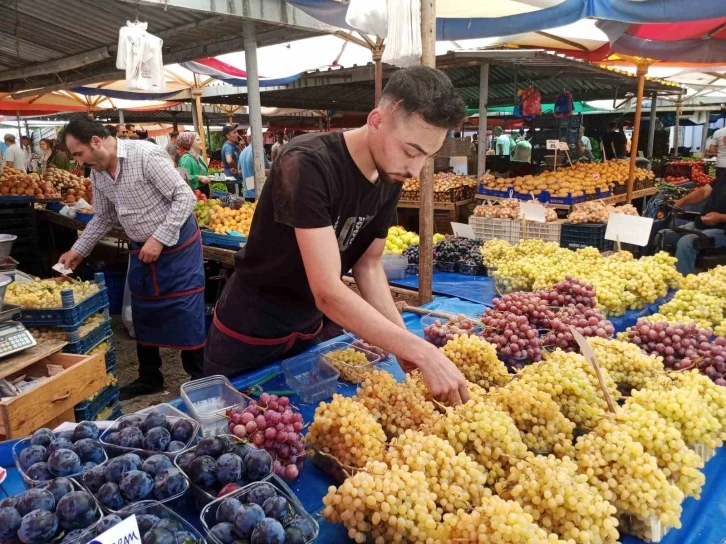 Pazar tezgahları üzümle süslendi