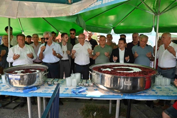 Pazar yerinde vatandaşlara aşure ikramı
