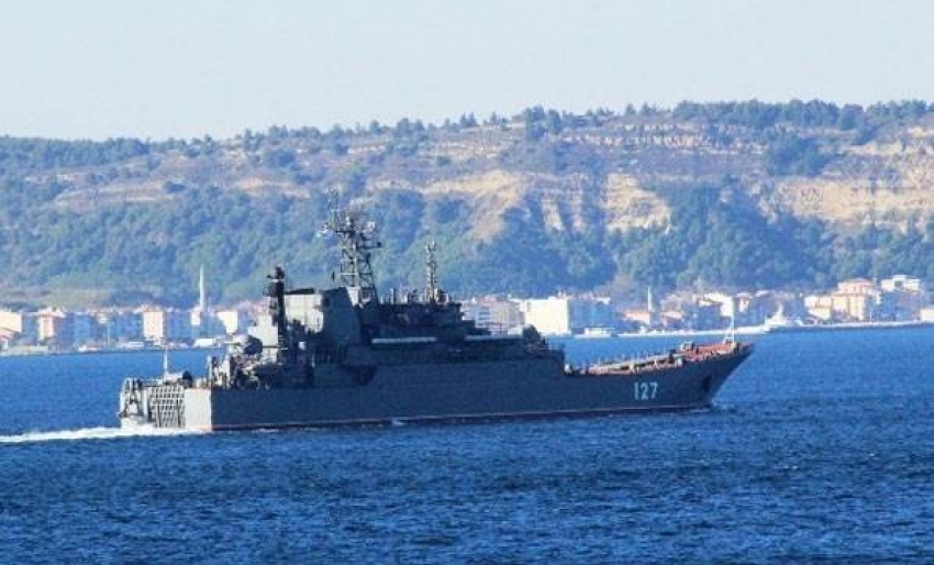 Rus savaş gemileri peş peşe Çanakkale Boğazı'ndan geçti