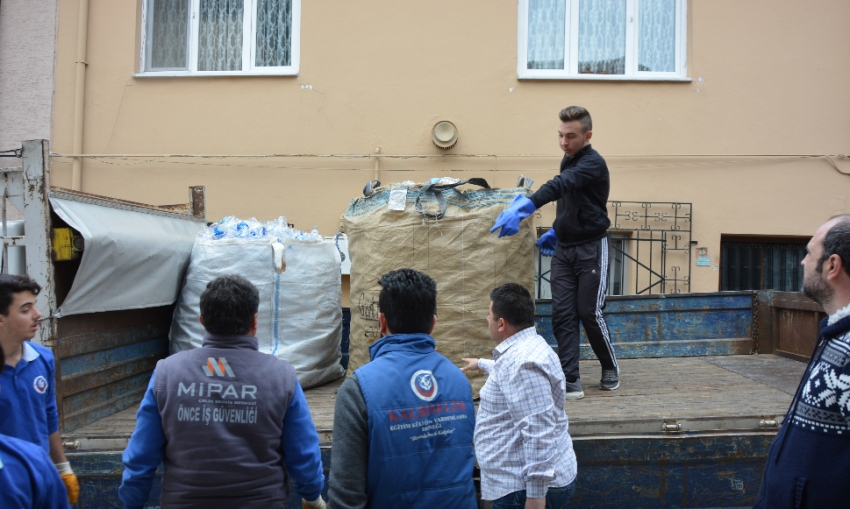 Sokak sokak topladıkları pet şişe ve kapaklarla tekerlekli sandalye alıyorlar